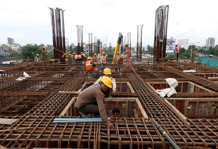 Labourers work at the construction site of a metro rail station in Kolkata, India August 31, 2016. REUTERS/Rupak De Chowdhuri